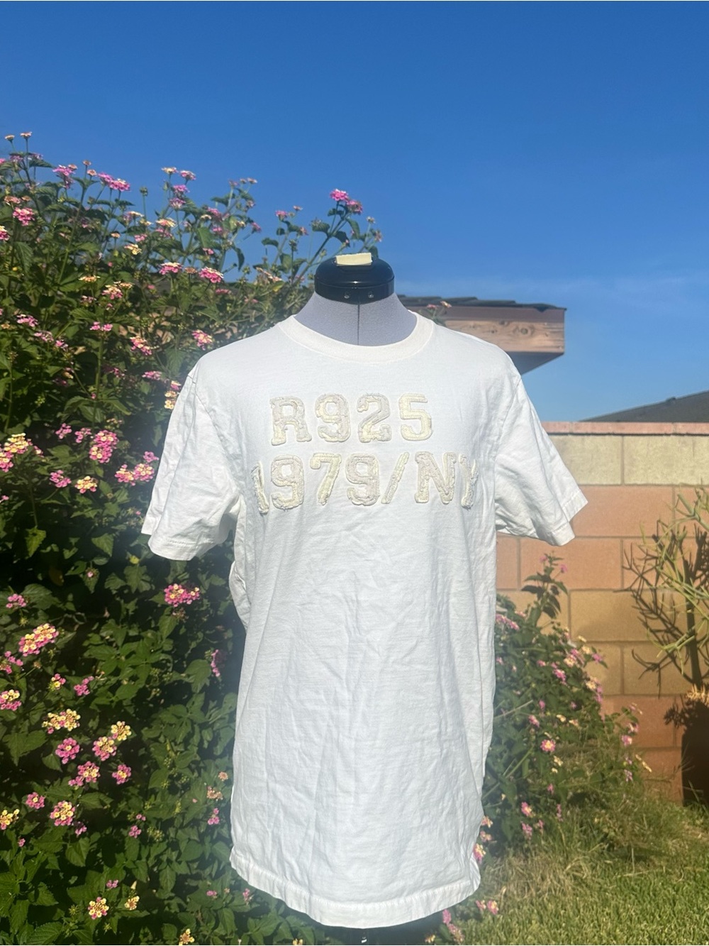 Ruehl No.925 Vintage White Short-Sleeve Crewneck Tee with Raised Text Size L
